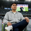 赛事关注者在场边观看裁判判罚回放的画面